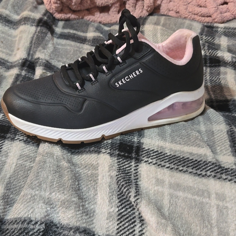 Like New  Sketchers 9